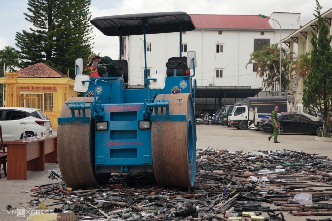 Xe lu đang cán nát các loại vũ khí thô sơ. Ảnh: Lê Tiến