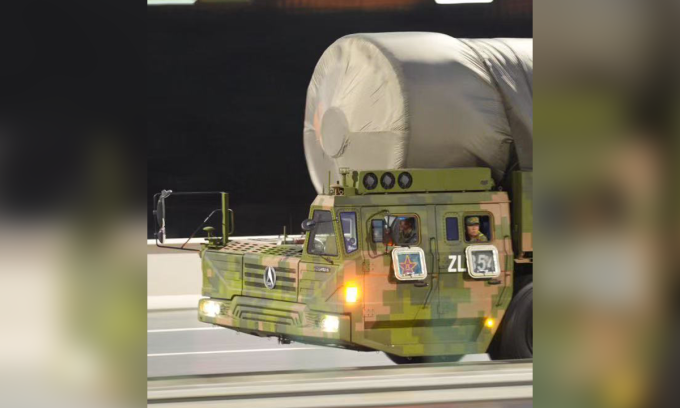 Phương tiện được cho là xe nạp ICBM trong bức ảnh đăng ngày 16/8. Ảnh: X/luritie