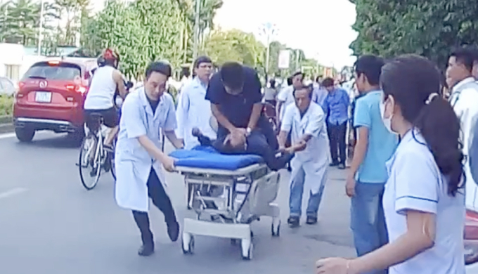 Nhân viên y tế ngồi lên xe ép tim cho nạn nhân trên đường đưa đến Khoa Cấp cứu. Ảnh: Bệnh viện cung cấp