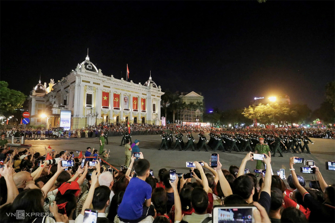Các khối lực lượng vũ trang diễu hành qua Nhà hát Lớn. Tại đây hàng nghìn người hò reo, chụp hình, quay phim lưu niệm tối 21/8. Ảnh: Hiếu Lương