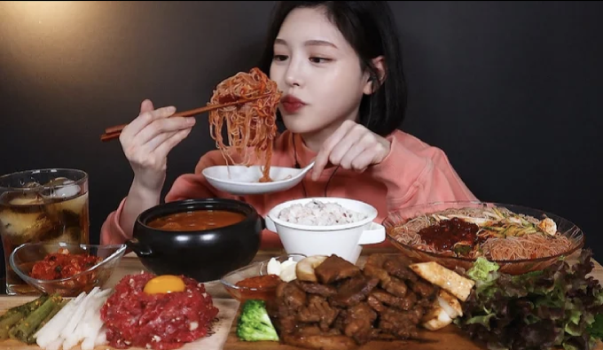 Moon Bokhee được mệnh danh thánh ăn Hàn Quốc, từng vướng lùm xùm với cáo buộc nhận tiền quảng cáo nhưng không dãn nhãn video thương mại. Ảnh: YouTube Eat with Boki