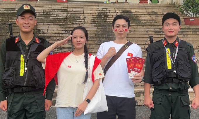 Kaneya Manabu, 44 tuổi, người Nhật Bản (thứ ba từ trái sang) cùng Cẩm Hằng (thứ hai trái sang) đi xem concert Tổ quốc trong tim, ngày 10/8/2025. Ảnh: Nhân vật cung cấp