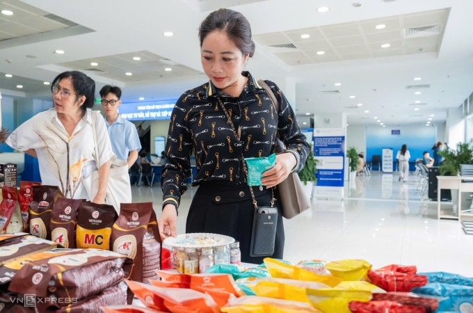 Khu vực cung cấp đồ ăn uống miễn phí cho người dân đến làm thủ tục hành chính. Ảnh: Tùng Đinh