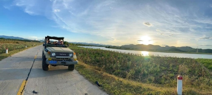 Du khách có thể lựa chọn tour tham quan bằng xe jeep, xe mô tô kiểu vintage cùng các hướng dẫn viên du lịch để tránh đông đúc. Ảnh: Booking.com