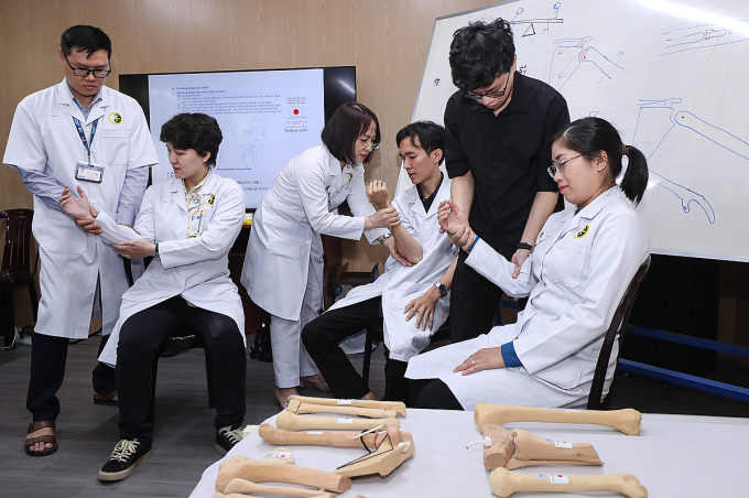 Bác sĩ Viện Y dược học dân tộc TP HCM thực hành Liệu pháp Judo, chiều 19/8. Ảnh: JICA