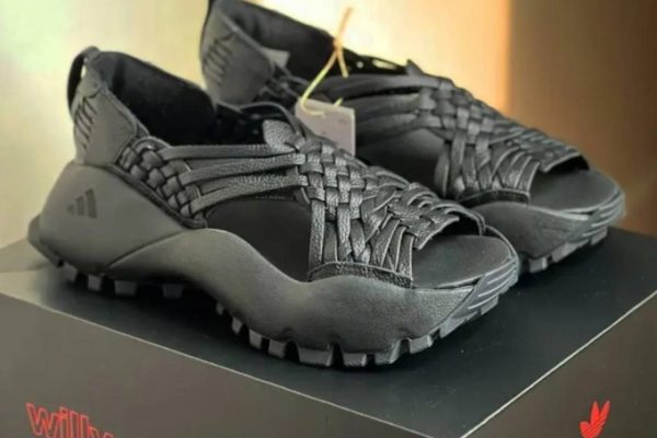 Adidas bị Mexico tố “chiếm đoạt văn hóa” với sandal mới