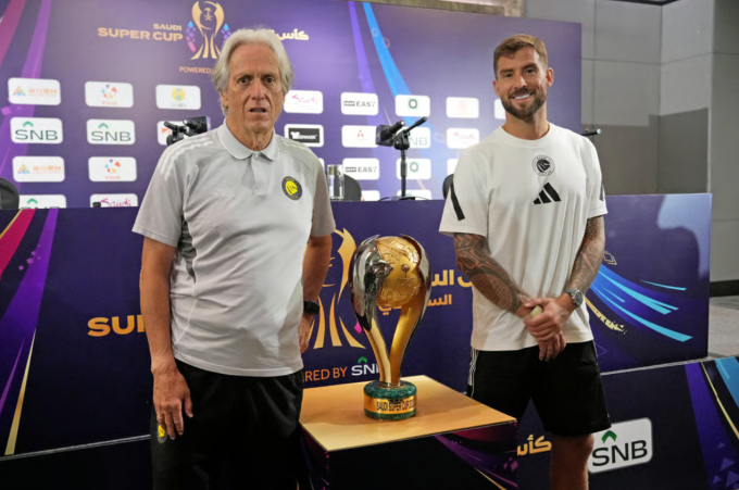 HLV Jorge Jesus (trái) và Inigo Martinez dự họp báo trước chung kết Siêu Cup Saudi. Ảnh: SCMP