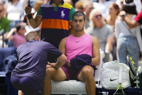 Alcaraz vào vòng 1/8 US Open với chấn thương gối