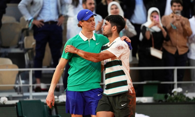 Alcaraz ôm Sinner (áo xanh) sau chiến thắng ở chung kết Roland Garros hôm 8/6/2025. Ảnh: AP