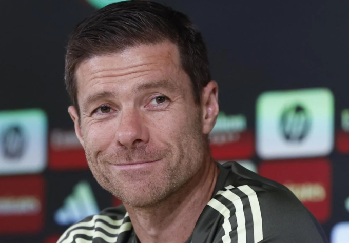 HLV Xabi Alonso trong buổi họp báo trước trận Real gặp Osasuna ở vòng một La Liga mùa 2025-2026. Ảnh: EFE