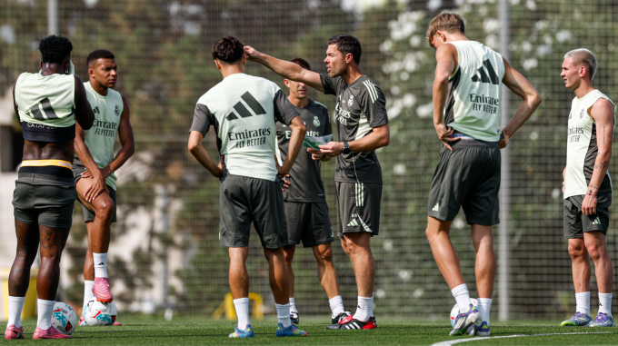 HLV Xabi Alonso chỉ đạo trong buổi tập của Real Madrid ngày 17/8. Ảnh: Real Madrid FC