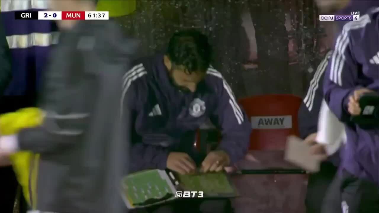 Amorim chơi đùa với bảng chiến thuật trong lúc Man Utd bị Grimsby Town dẫn hai bàn