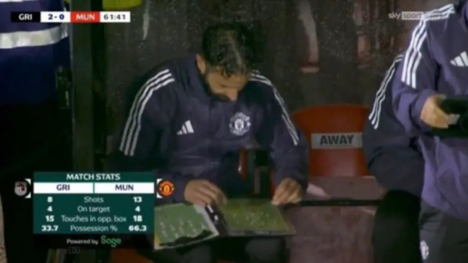 HLV Ruben Amorim loay hoay với bảng chiến thuật khi Man Utd bị dẫn 0-2. Ảnh: The Sun