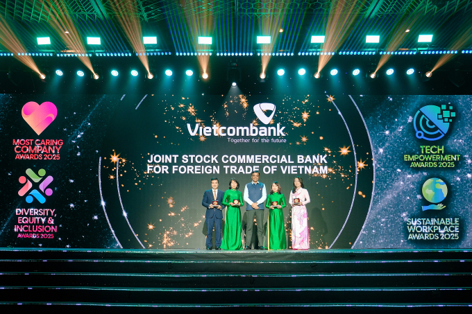 Đại diện lãnh đạo các đơn vị Vietcombank nhận giải đặc biệt từ BTC. Ảnh: Vietcombank