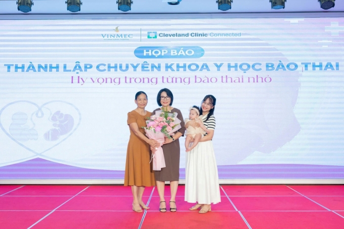 Gia đình chiến binh nhí - em bé từng được can thiệp trong bào thai tham dự sự kiện để tri ân các y, bác sĩ. Ảnh: Vinmec
