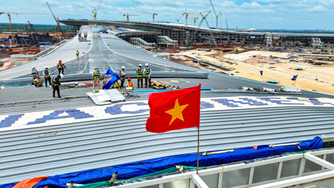 Công nhân thi công mái nhà ga hành khách sân bay Long Thành. Ảnh: Phước Tuấn