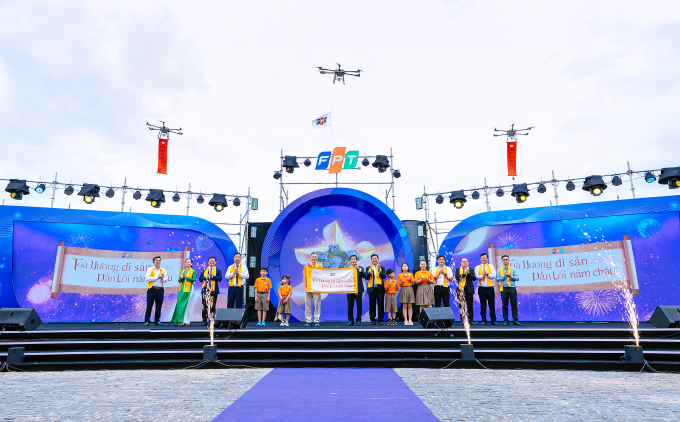 Đại diện Tập đoàn FPT và lãnh đạo TP Huế thực hiện nghi thức khánh thành Tổ hợp giáo dục FPT Huế sáng 24/8. Ảnh: FPT