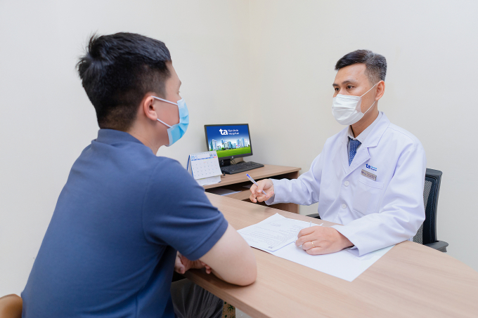 ThS.BS Cao Vĩnh Duy tư vấn cho người đến khám tại khoa Tiết niệu. Ảnh: Bệnh viện Đa khoa Tâm Anh