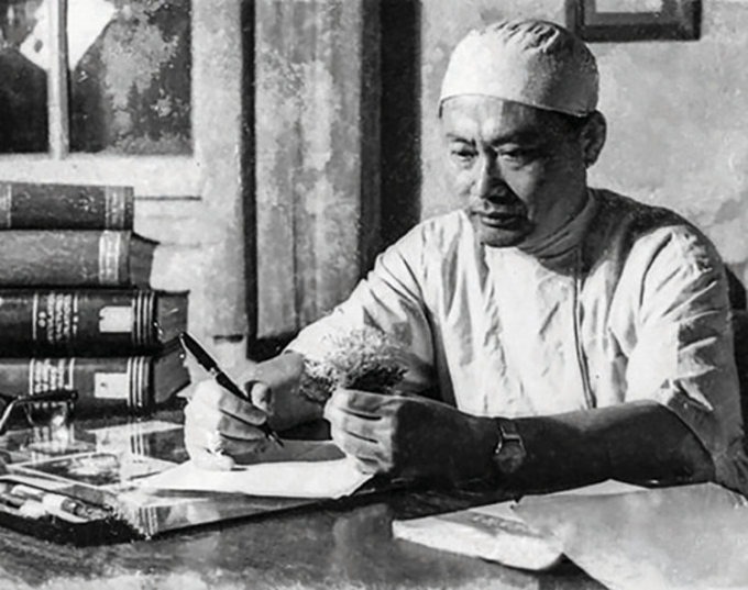 Giáo sư Tôn Thất Tùng nghiên cứu trên bệnh phẩm - gan khô. Ảnh: Tư liệu