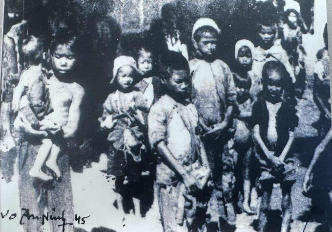 Bức ảnh chụp trẻ em trong nạn đói năm 1945 của nhiếp ảnh gia Võ An Ninh, in trên bìa sách. Ảnh: Nhà xuất bản Chính trị quốc gia Sự thật