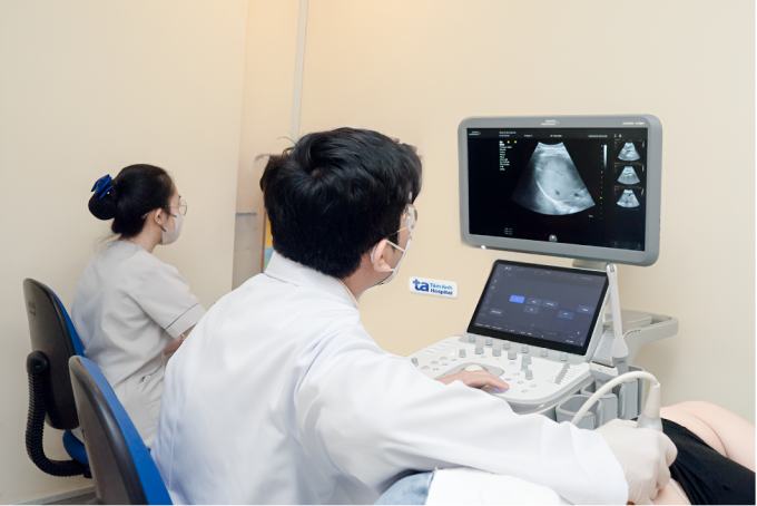 Bác sĩ siêu âm kiểm tra tình trạng gan nhiễm mỡ của chị Vy. Ảnh: Bệnh viện Đa khoa Tâm Anh