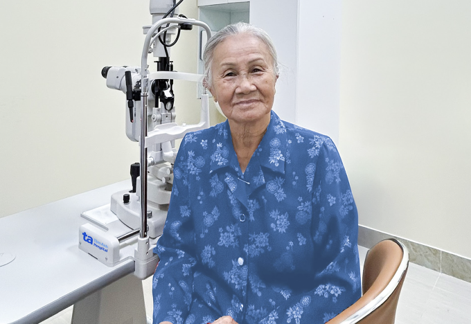 Bà Diện tái khám sau mổ đục thủy tinh thể. Ảnh: Bệnh viện cung cấp