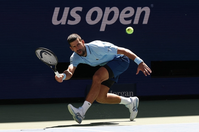 Djokovic trong trận gặp Svajda ở vòng hai Mỹ Mở rộng, trên sân Arthur Ashe, New York hôm 27/8. Ảnh: Reuters