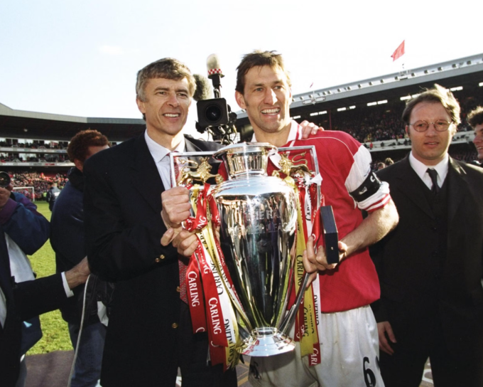 Tony Adams (phải) cùng HLV Arsene Wenger mừng chức vô địch Ngoại hạng Anh mùa 1997-1998. Ảnh: Arsenal FC