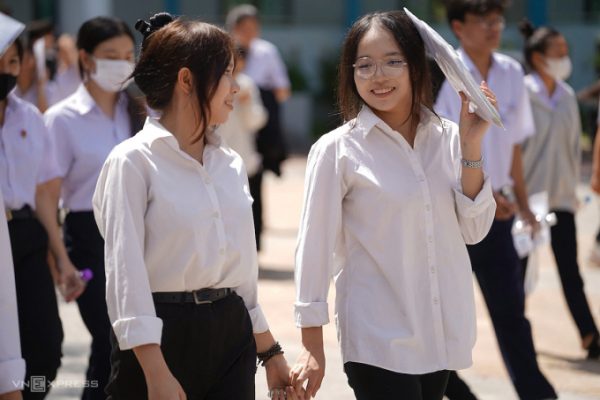 Đồng phục quần xanh áo trắng quen thuộc của học sinh Khánh Hòa