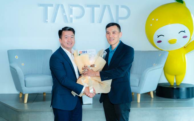 Lãnh đạo Bảo hiểm BSH và VI Group bắt tay chúc mừng thỏa thuận hợp tác. Ảnh: BSH