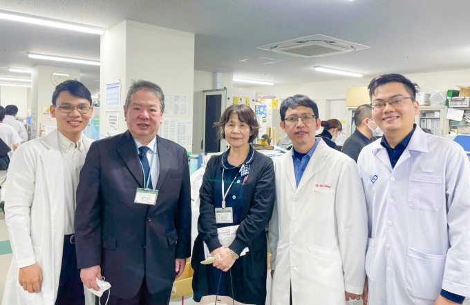 Bác sĩ Bernard (đầu tiên, bên trái) tu nghiệp tại Bệnh viện Trung ương Kyoto Min-iren nhằm quan sát, trao đổi chuyên sâu về Quản lý Y tế và Kiểm soát chất lượng nội soi theo tiêu chuẩn Nhật Bản. nguồn ảnh?