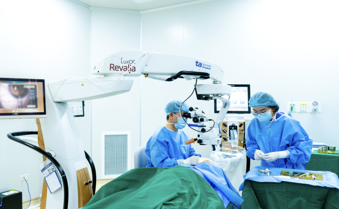 Bác sĩ phẫu thuật Phaco thay thủy tinh thể nhân tạo mắt phải cho bà Minh. Ảnh: Bệnh viện Đa khoa Tâm Anh