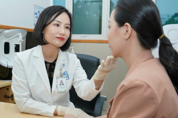 Thuốc tránh thai trị mụn: Lợi ích và rủi ro cần biết