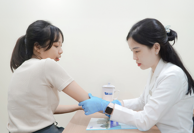 Bác sĩ Trang kiểm tra tình trạng da cho người bệnh. Ảnh: Bệnh viện Đa khoa Tâm Anh