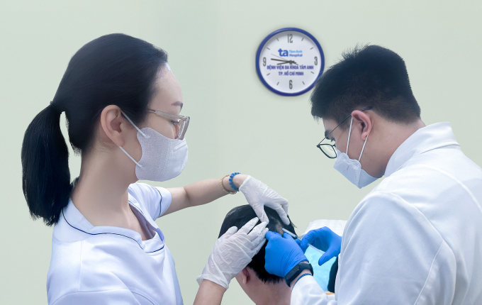 Bác sĩ tiêm triamcinolone điều trị rụng tóc mảng sau gáy cho Nam. Ảnh: Bệnh viện Đa khoa Tâm Anh
