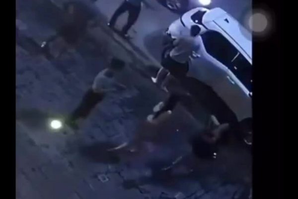 Ba cô gái trình báo nhiều người đàn ông đánh hội đồng ở giữa đường