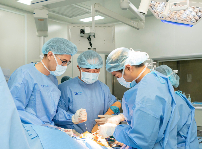 Bác sĩ Trường (giữa) trong ca mổ cho bệnh nhi. Ảnh: Bệnh viện Đa khoa Tâm Anh