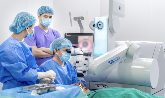 Bác sĩ mổ cận cho anh Đức bằng công nghệ SMILE Pro. Ảnh: Bệnh viện cung cấp