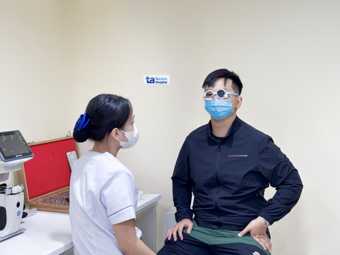 Thị lực của anh Đức cải thiện trong tuần đầu tiên tái khám sau mổ. Ảnh: Bệnh viện cung cấp