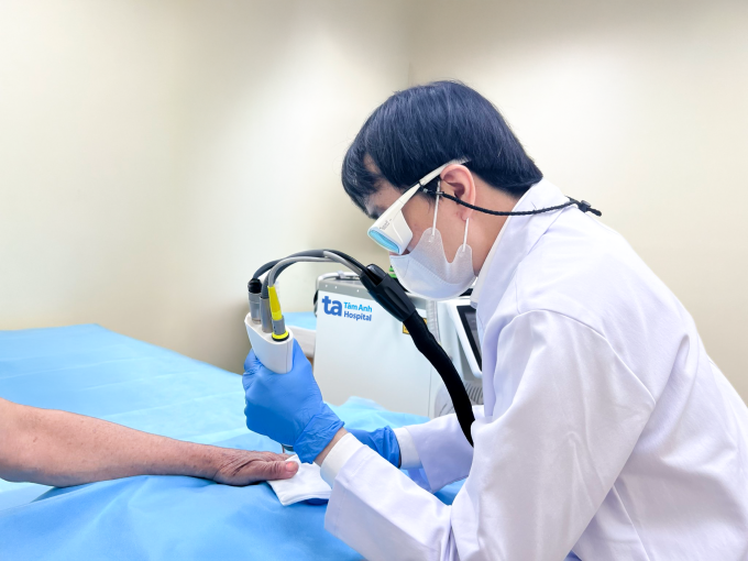 Bác sĩ điều trị nấm móng cho ông Thanh bằng laser Nd:YAG xung dài. Ảnh: Bệnh viện Đa khoa Tâm Anh