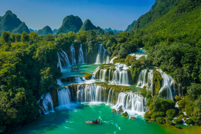 Thác Bản Dốc, một trong những điểm du lịch hút khách, nằm trên biên giới Việt - Trung. Ảnh: Trần Bảo Hòa