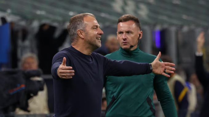 HLV Hansi Flick phản ứng trong trận Barca thua Inter 3-4 ở lượt về bán kết Champions League trên sân San Siro, Milan, Italy ngày 6/5/2025. Ảnh: AS