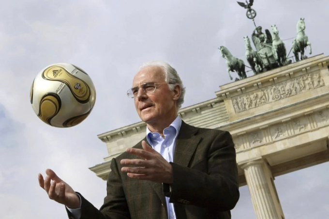 Beckenbauer trong buổi giới thiệu mẫu bóng vàng cho vòng chung kết World Cup 2006, tại Cổng thành Brandenburg ở Berlin, Đức tháng 4/2006. Ảnh: dpa