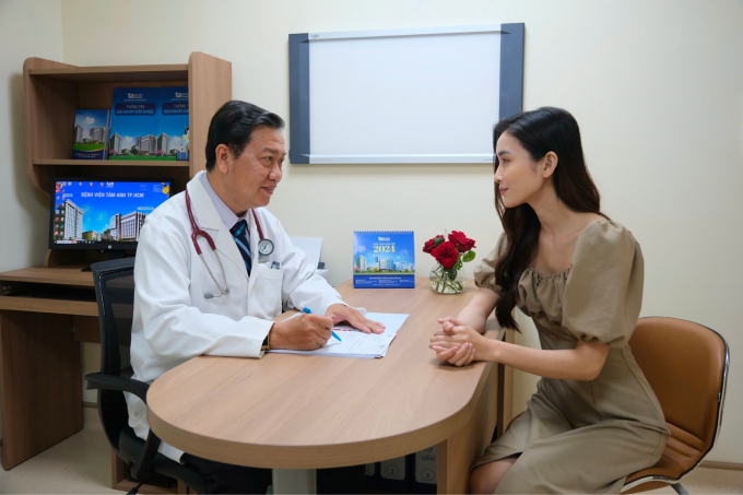 Bác sĩ Minh đang tư vấn sức khỏe cho người bệnh. Ảnh minh họa: Bệnh viện Đa khoa Tâm Anh