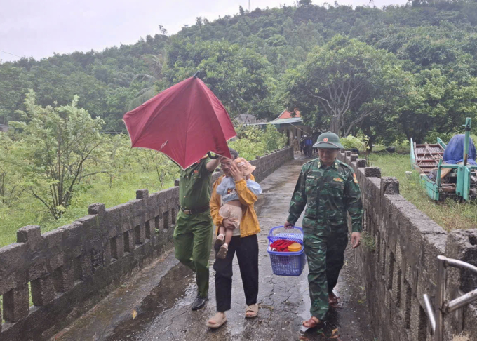 Biên phòng, công an Sầm Sơn hỗ trợ người dân tới nơi an toàn. Ảnh: Hoàng Phong