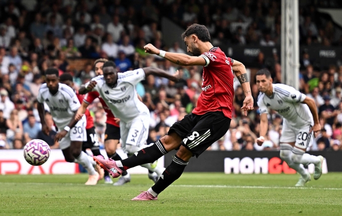 Fernandes trong pha đá phạt đền đưa bóng lên trời ở hiệp một trận Man Utd hòa Fulham 1-1 ở vòng 2 Ngoai hạng Anh trên sân Craven Cottage, London ngày 24/8/2025. Ảnh: Reuters