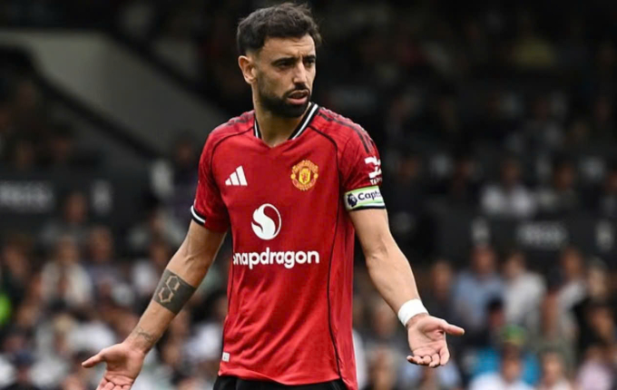 Bruno Fernandes phàn nàn với trọng tài trước khi sút hỏng phạt đền của Man Utd trước Fulham trên sân Craven Cottage, thành phố London, Vương quốc Anh, vòng hai Ngoại hạng Anh ngày 24/8/2025. Ảnh: Reuters