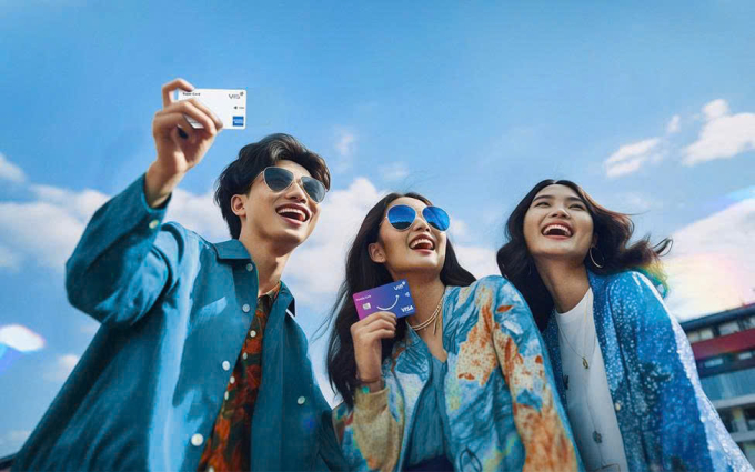 Khách hàng dùng thẻ tín dụng của nhà băng. Ảnh: VIB
