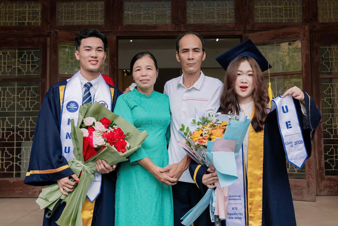 Minh và sáng chụp ảnh kỷ niệm cùng bố mẹ trong ngày tốt nghiệp. Ảnh: Nhân vật cung cấp