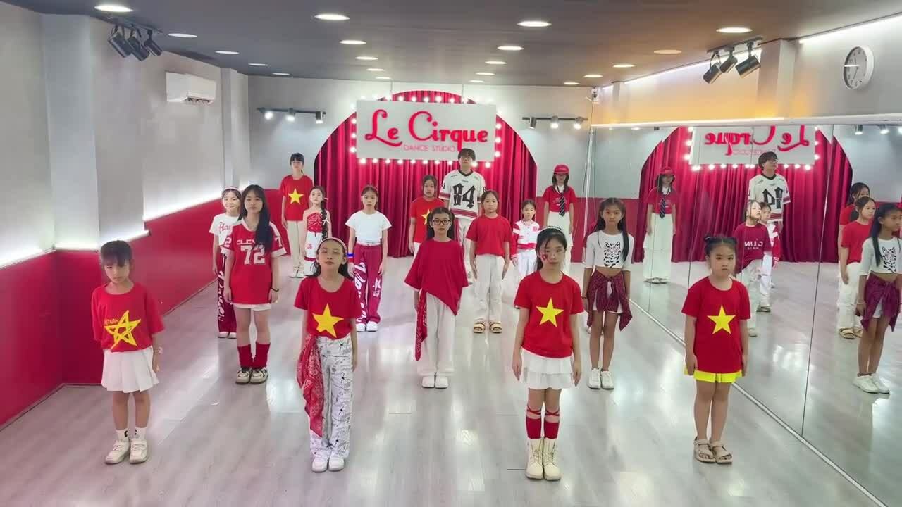 Các em nhỏ nhảy bài